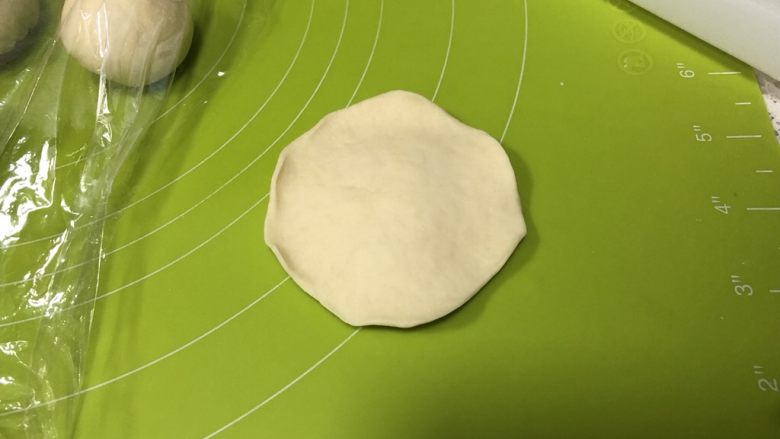 红糖花生“蘑菇”包,取一个大面团擀成中间厚边沿薄的圆形面皮