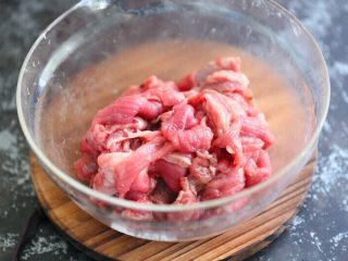 粉蒸牛肉,放入大碗，加适量淀粉、盐、胡椒碎、生抽、蚝油、一些郫县豆瓣酱的红油拌匀腌制10分钟；