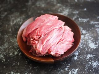 粉蒸牛肉,接着处理牛肉，将牛肉切成五毫米厚的片状；
