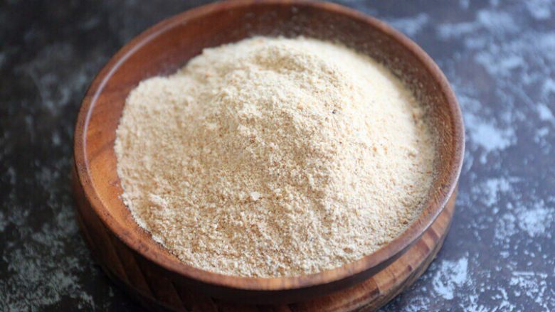 粉蒸牛肉,待炒好的大米冷却后，取掉其中的香料，将大米放入料理机，加少许盐和黑胡椒一起打成米粉；