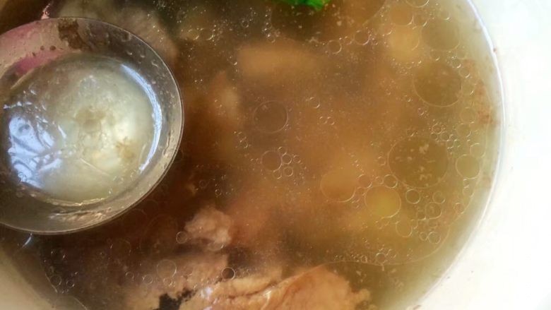 冬日暖汤～党参红枣排骨汤,撇清汤上面油和浮末