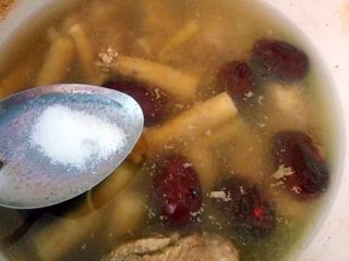 冬日暖汤～党参红枣排骨汤,出锅前加入少许盐调味，撇掉汤上面的油，即可食用。
