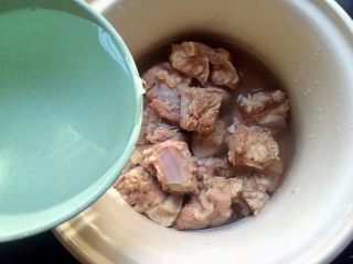冬日暖汤～党参红枣排骨汤,一次性加入足量的水