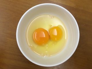 香肠蛋炒饭,两个鸡蛋打入碗中