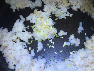 香肠蛋炒饭,锅中倒入米饭，加上小葱炒香