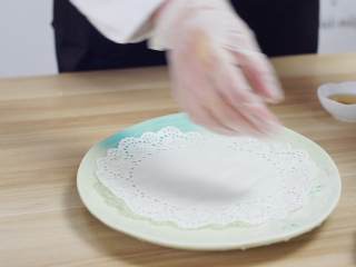 泰式炸虾卷——超简单的美味,将盘子内放入一张吸油纸