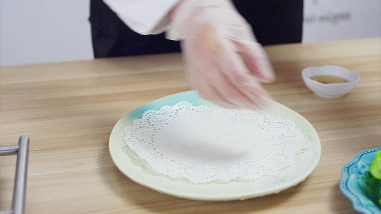 泰式炸虾卷——超简单的美味,将盘子内放入一张吸油纸
