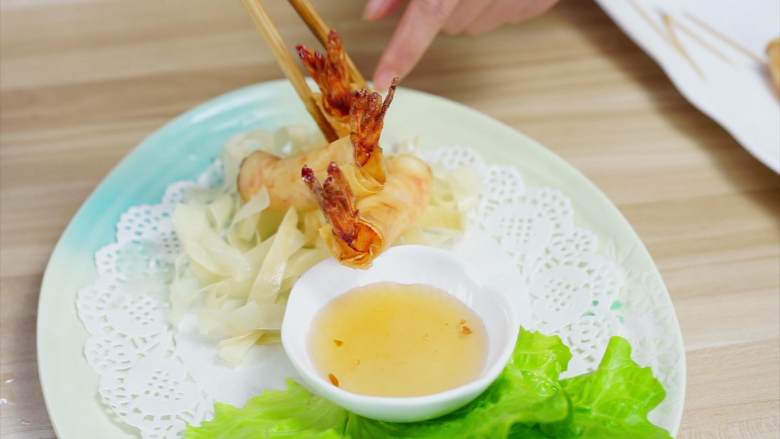 泰式炸虾卷——超简单的美味,然后叠加堆放炸好的虾卷即可