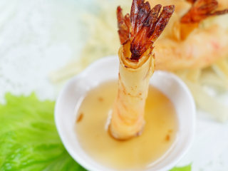 泰式炸虾卷——超简单的美味,我们看到虾炸完后一点都没有卷曲哟，都可以直立起来呢