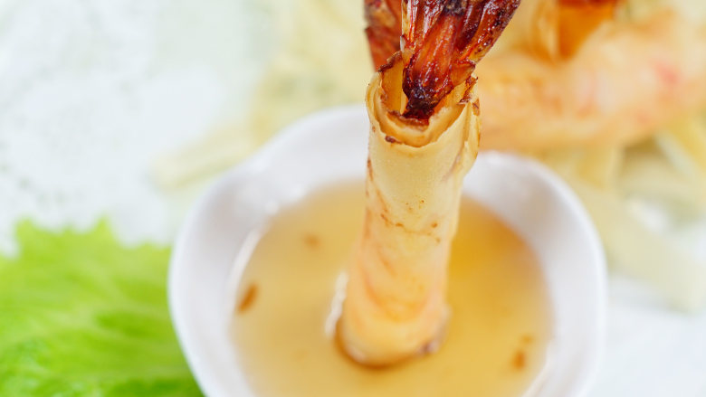 泰式炸虾卷——超简单的美味,我们看到虾炸完后一点都没有卷曲哟，都可以直立起来呢