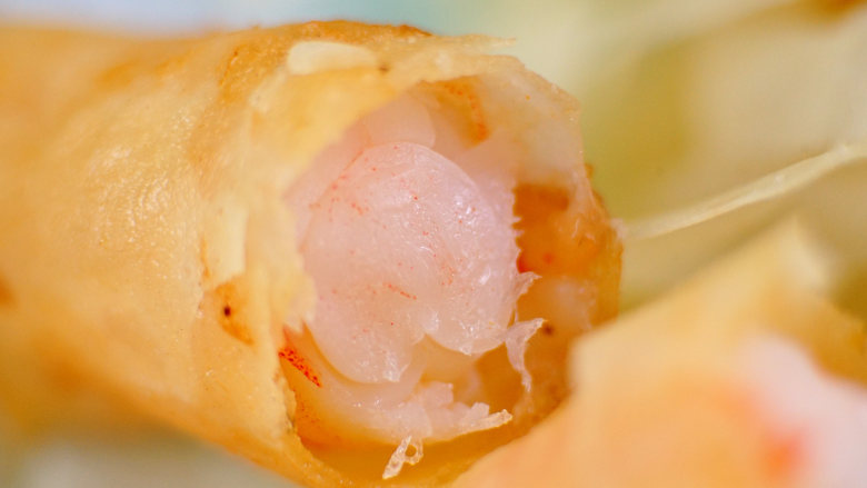 泰式炸虾卷——超简单的美味,切开切面，虾仁也是鲜能多汁的，非常美味，一起来做吧~