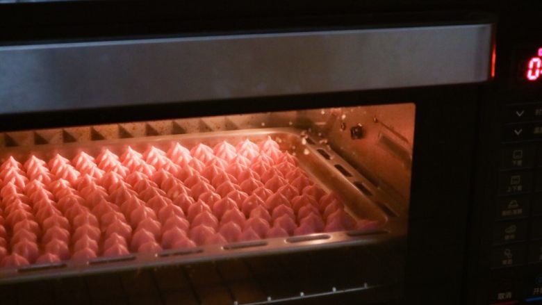 宝宝零食之火龙果溶豆,放入烤箱，上下火100度，45分钟，具体时间根据自家烤箱而定，烤箱牌子不同温度会有些许差异，比如长帝牌子会比别的牌子高出10多度