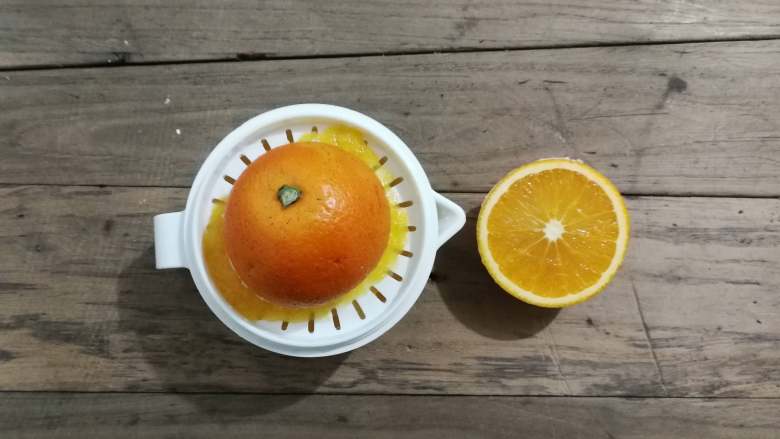 西西里橙子蛋糕,把橙子用盐洗净，切半挤出<a style='color:red;display:inline-block;' href='/shicai/ 933'>橙汁</a>备用