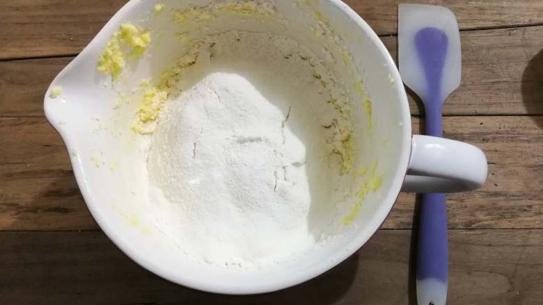 西西里橙子蛋糕,把混合好面粉的筛入黄油中，用电动打蛋器低速混合均匀