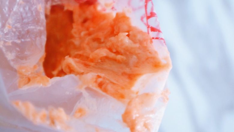 宝宝辅食之水煮胡萝卜虾条,准备好一个干净的裱花袋，小号就可以，没有也可以用油纸包一个袋子