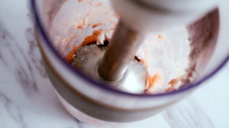 宝宝辅食之水煮胡萝卜虾条,用料理机高速打成泥