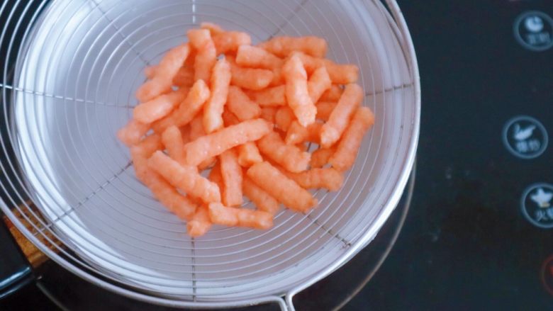 宝宝辅食之水煮胡萝卜虾条,大概煮六七分钟，煮熟即可用筛子捞出