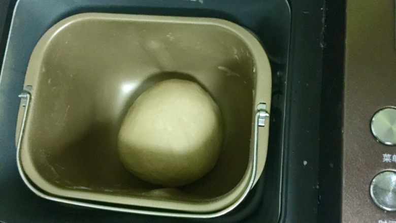 烤棉花糖吐司（含红糖燕麦面包的做法）,然后把面团揉圆，放回面包桶接着进行面包机设定好的余下的程序。