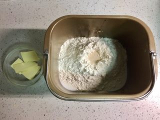烤棉花糖吐司（含红糖燕麦面包的做法）,把食材【1】里除了黄油之外的食材放入面包桶，酵母最后放，不要让酵母和糖、盐过早接触。