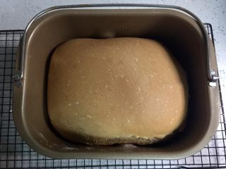 烤棉花糖吐司（含红糖燕麦面包的做法）,待提示音响后，面包就自动烤好了，戴上防烫手套把面包桶取出。