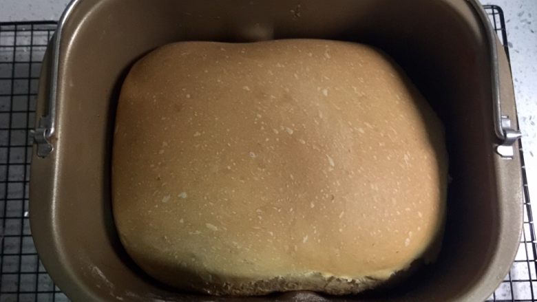 烤棉花糖吐司（含红糖燕麦面包的做法）,待提示音响后，面包就自动烤好了，戴上防烫手套把面包桶取出。