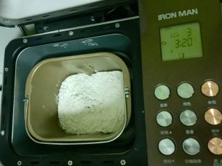 烤棉花糖吐司（含红糖燕麦面包的做法）,把面包桶卡入面包机，功能选择为“有机杂粮/全麦”，设置中烧色，重量500g，启动程序。