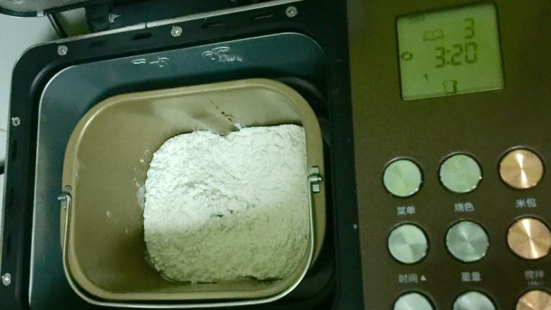 烤棉花糖吐司（含红糖燕麦面包的做法）,把面包桶卡入面包机，功能选择为“有机杂粮/全麦”，设置中烧色，重量500g，启动程序。