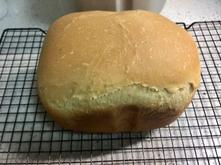 烤棉花糖吐司（含红糖燕麦面包的做法）,面包脱模晾凉。