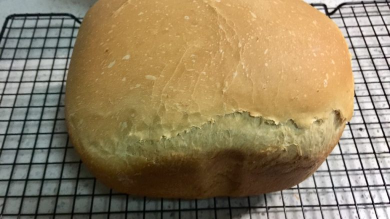 烤棉花糖吐司（含红糖燕麦面包的做法）,面包脱模晾凉。