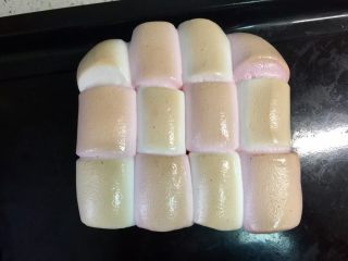 烤棉花糖吐司（含红糖燕麦面包的做法）,烤至表面上色即可，如果不想让棉花糖上色，可以减少烤制的时间或加盖锡纸。