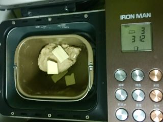 烤棉花糖吐司（含红糖燕麦面包的做法）,一个揉面程序结束后（8分钟），加入室温软化的黄油，接着就可以盖上机盖，让面包机自动运行。