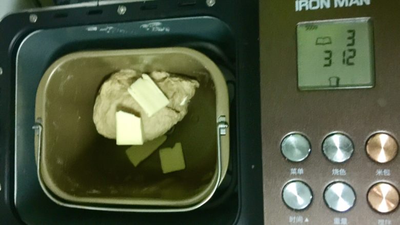 烤棉花糖吐司（含红糖燕麦面包的做法）,一个揉面程序结束后（8分钟），加入室温软化的黄油，接着就可以盖上机盖，让面包机自动运行。