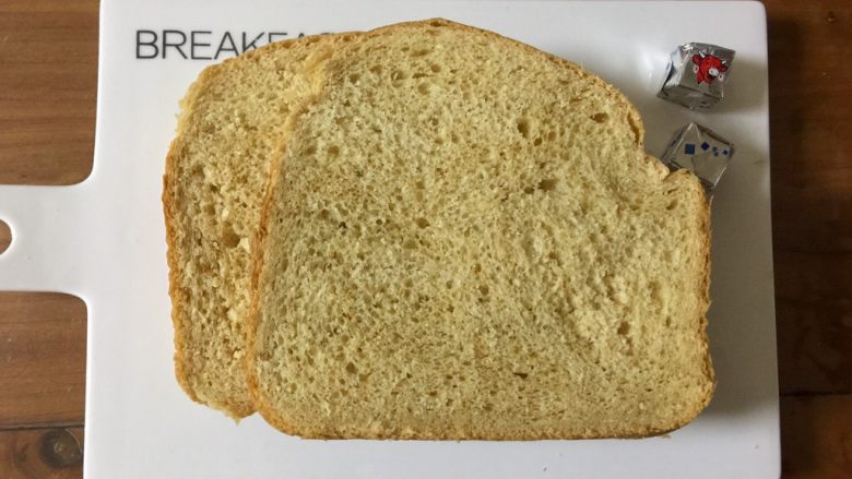 烤棉花糖吐司（含红糖燕麦面包的做法）,切成稍厚的面包片。
