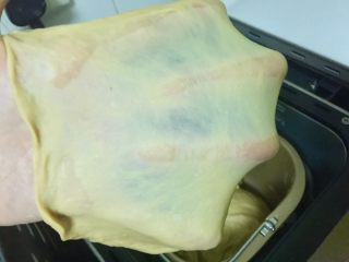 烤棉花糖吐司（含红糖燕麦面包的做法）,全部揉面程序结束后，可以检视一下出膜情况，能拉出富有弹性的薄膜即可。