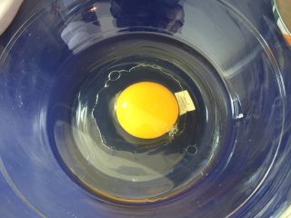 牛奶小饼干,把鸡蛋倒入色拉油里，用打蛋器搅拌均匀