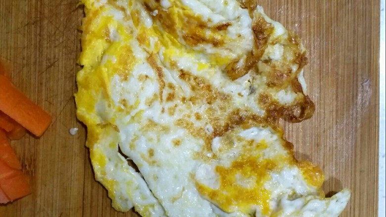 炒平菇,煎鸡蛋的时候火不用关小，大伙热油煎的鸡蛋才香。