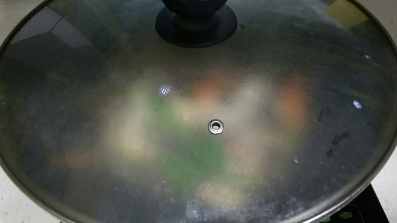 炒平菇,闷煮2分钟。