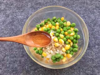 豌豆玉米饭团,再添加2勺橄榄油，让米饭吃起来口感更润滑。
