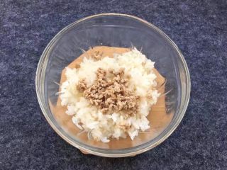 豌豆玉米饭团,炒好的肉末放入米饭里。