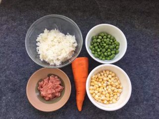 豌豆玉米饭团,提前准备食材：米饭150克，肉末10克，玉米仁10克、豌豆仁10克，胡萝卜4片。