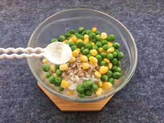 豌豆玉米饭团,添加半勺盐提味。