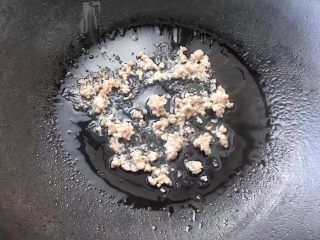 豌豆玉米饭团,锅中倒入少量橄榄油，肉末放入锅炒熟。