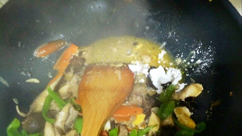 炒平菇,把菜拔到一下，在有汤汁的地方加一勺干淀粉，和适量的盐，迅速搅拌，汤汁变粘稠后和菜搅拌均匀。