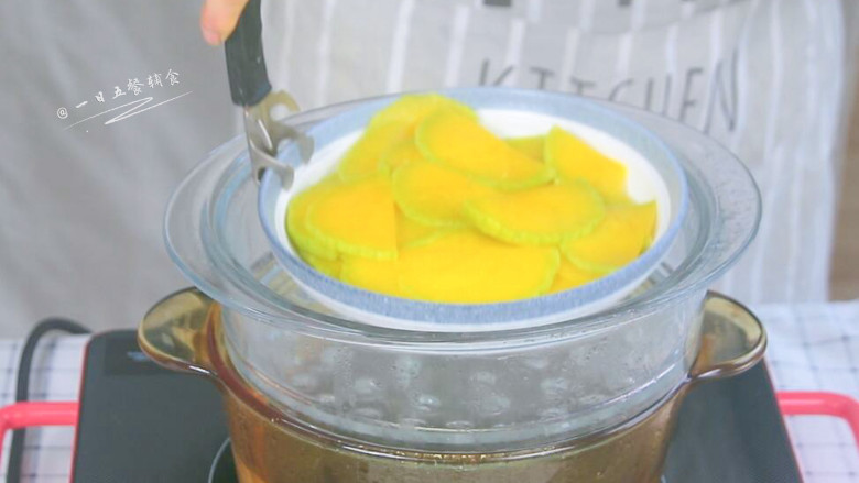 青菜南瓜面疙瘩,南瓜切片，上锅蒸10分钟。