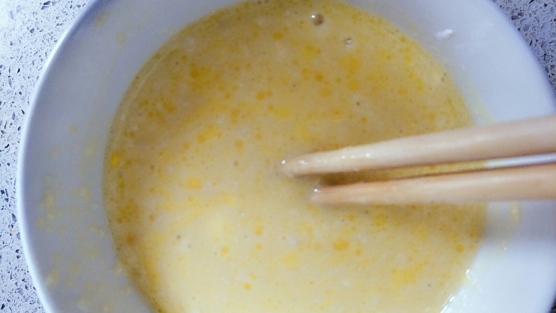 微波炉美食＋奶黄馅儿,时间到了以后拿出来，用筷子搅拌，液体稍微有些浓稠了