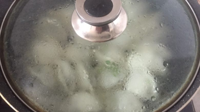 脆皮煎饺,中火，加锅盖，5分钟，等到水收干，如果不熟，在加一次水淀粉。