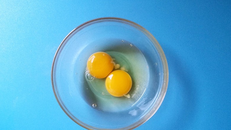 #早餐#紫甘蓝胡萝卜厚蛋烧,鸡蛋嗑开