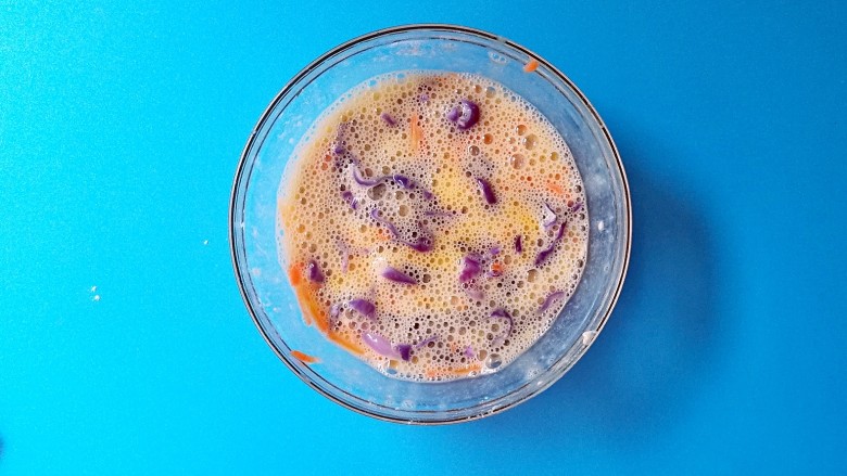 #早餐#紫甘蓝胡萝卜厚蛋烧,搅拌均匀，我用力过猛，哈哈，起泡泡了。温柔点哈
