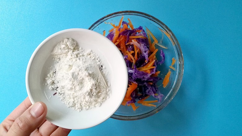 #早餐#紫甘蓝胡萝卜厚蛋烧,将蔬菜沥干水分，加入面粉搅拌均匀