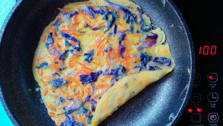 #早餐#紫甘蓝胡萝卜厚蛋烧,蛋液未凝固前卷起来压紧